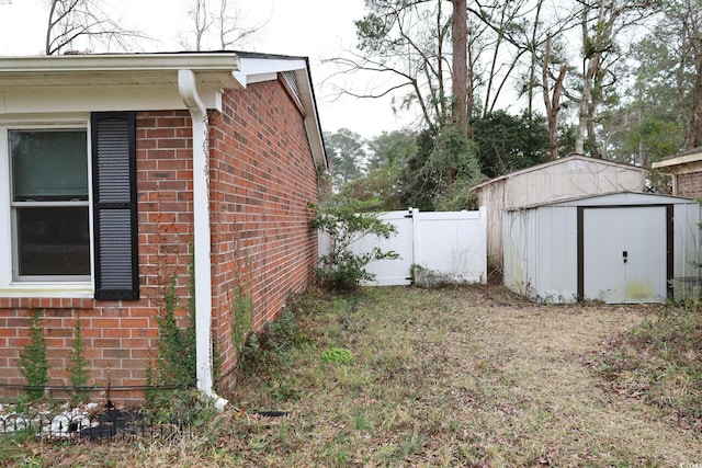 view of yard featuring a storage unit