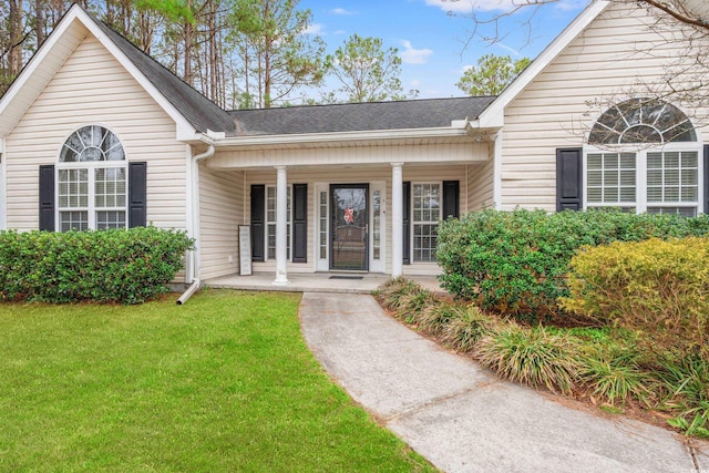 view of front of property featuring a front yard and covered porch