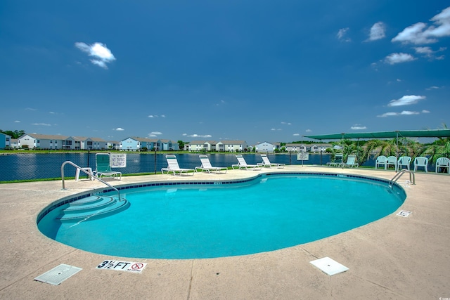 view of swimming pool featuring a water view