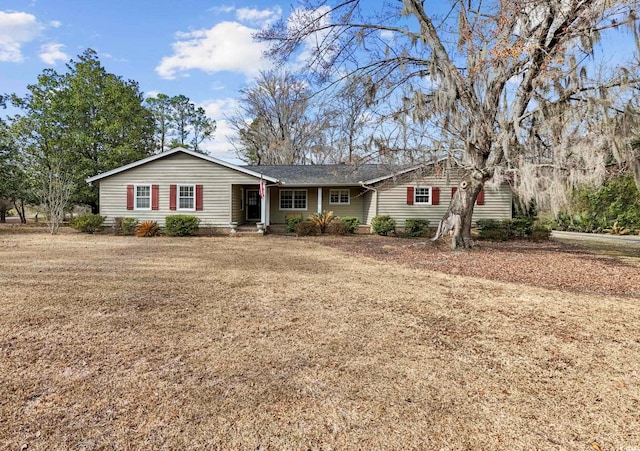 ranch-style home featuring a front lawn