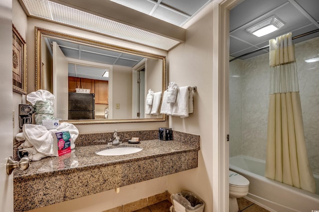 full bathroom featuring tile patterned floors, toilet, sink, and shower / bath combo with shower curtain