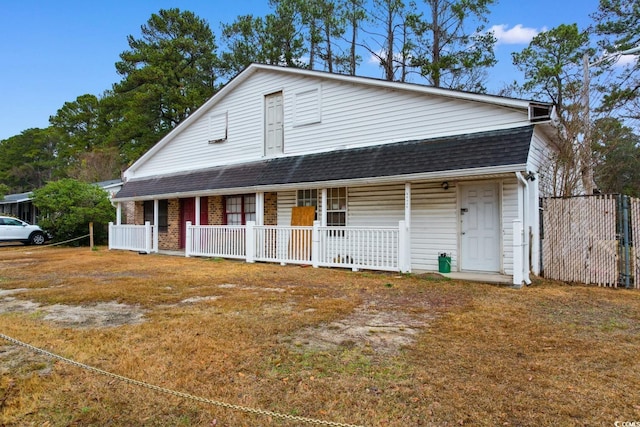 view of front of property featuring a porch and a front yard