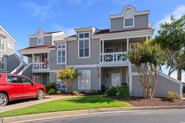 view of front of property featuring a front yard