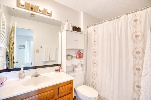 full bathroom featuring a shower with curtain, toilet, a textured ceiling, and vanity