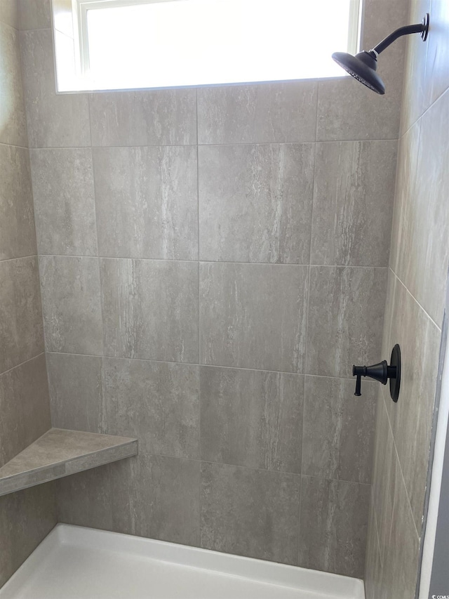 bathroom featuring tiled shower