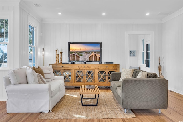 living area featuring crown molding, light wood finished floors, recessed lighting, visible vents, and baseboards