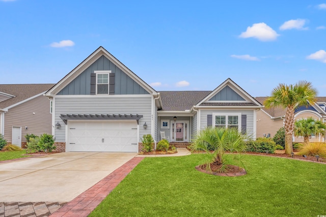 view of front facade with a garage and a front yard