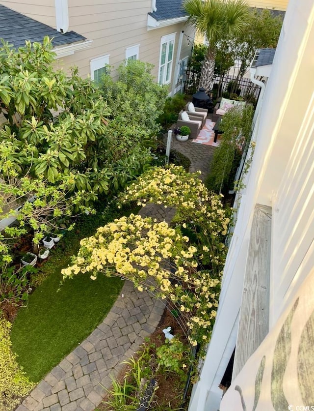 view of yard with a patio area