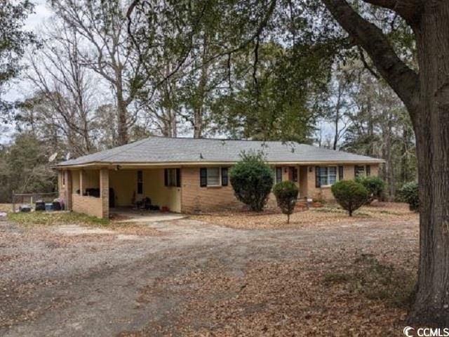 view of front of home with dirt driveway