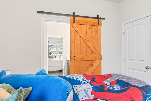 bedroom featuring a barn door