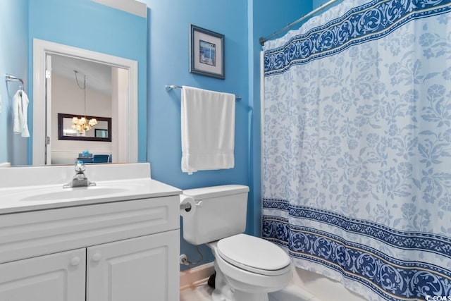 bathroom featuring a shower with curtain, vanity, and toilet