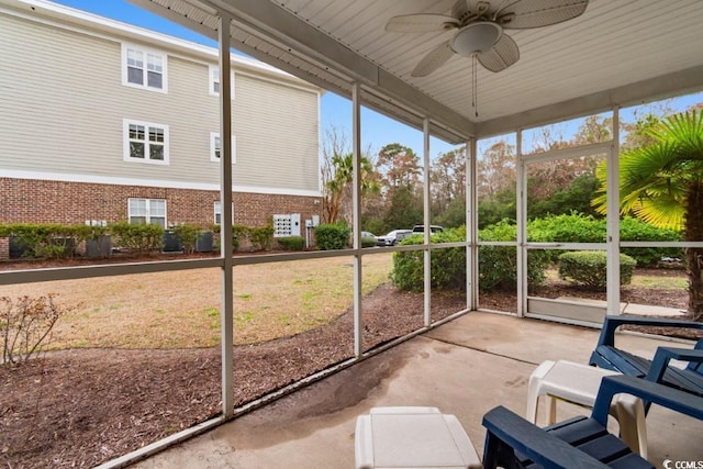 sunroom featuring ceiling fan