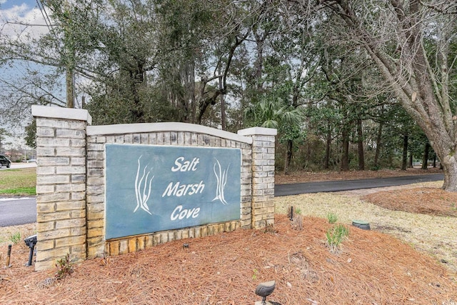 view of community / neighborhood sign