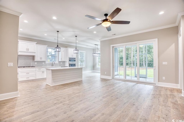 unfurnished living room featuring crown molding, a ceiling fan, baseboards, recessed lighting, and light wood-type flooring