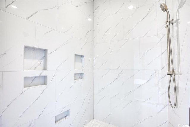 full bath with tiled shower