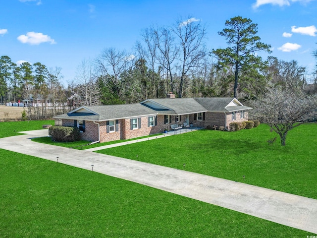 ranch-style home featuring a front lawn