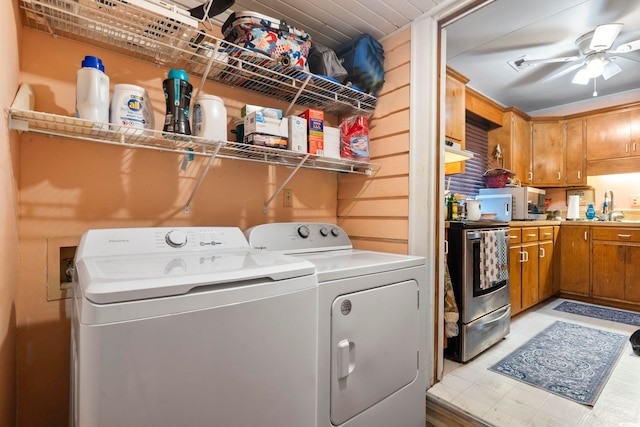 washroom featuring independent washer and dryer and ceiling fan