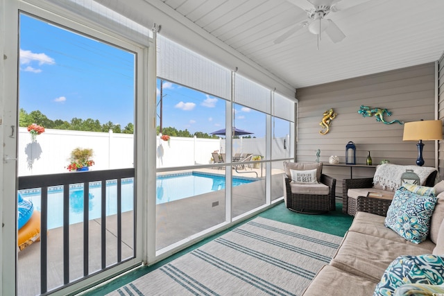 sunroom with ceiling fan