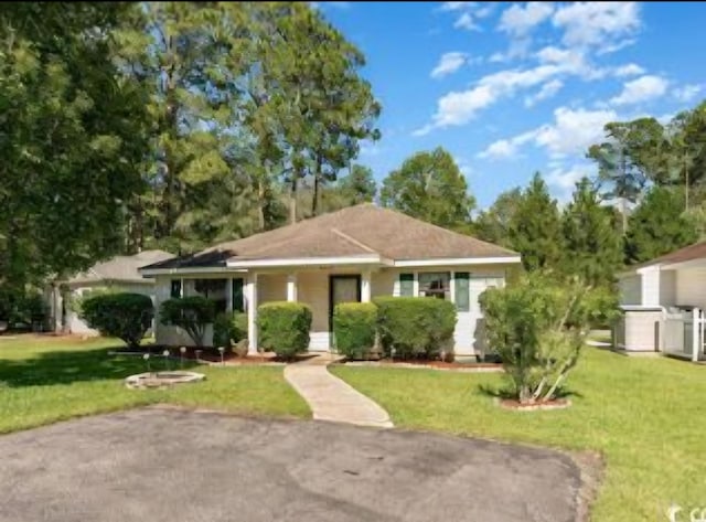 ranch-style house featuring a front lawn