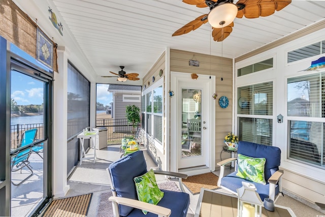 sunroom with ceiling fan