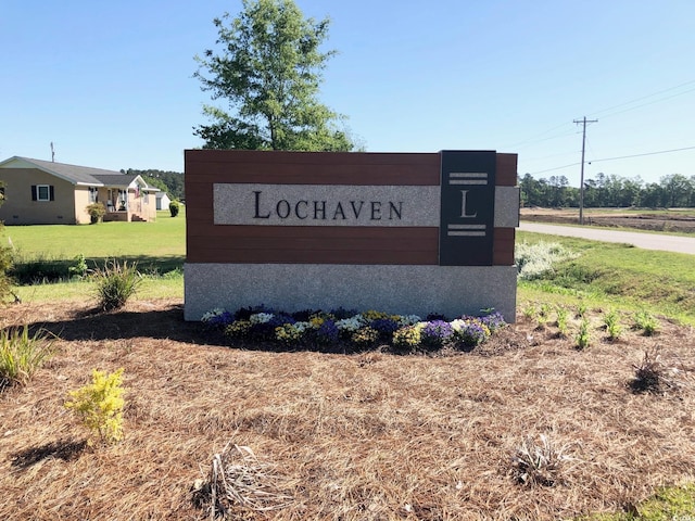 community sign with a lawn