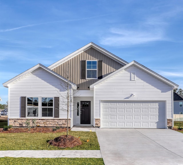 view of front of property featuring a front lawn and a garage