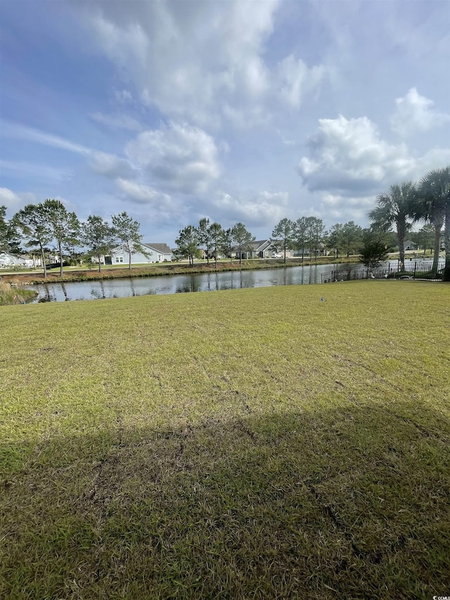 view of grassy yard featuring a water view