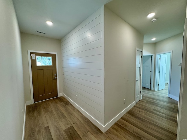 entryway with baseboards, recessed lighting, wood finished floors, and visible vents