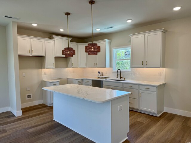 kitchen with visible vents, a sink, baseboards, and dark wood-style flooring