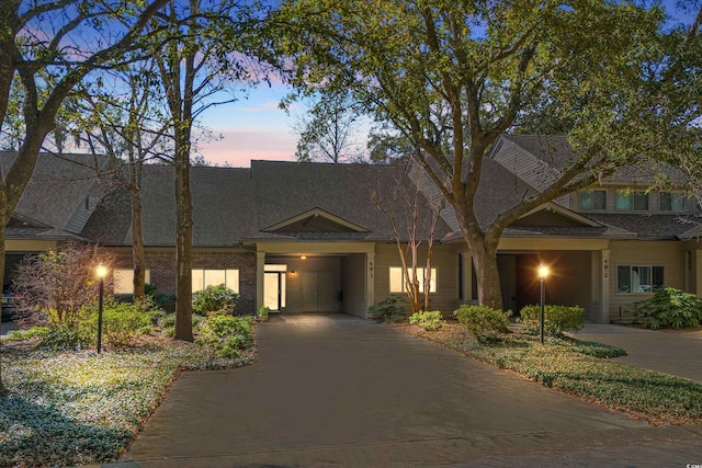 view of front facade featuring driveway