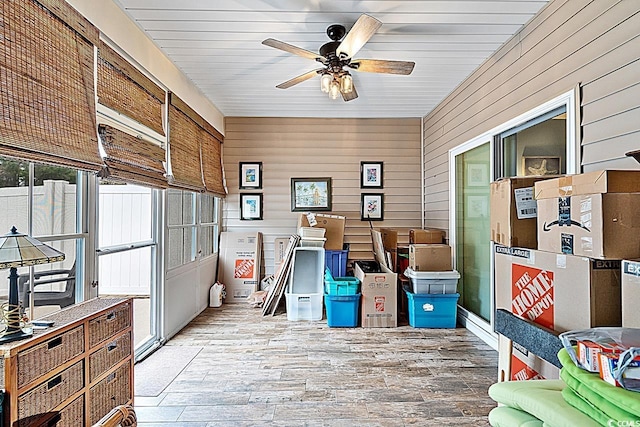 sunroom with ceiling fan