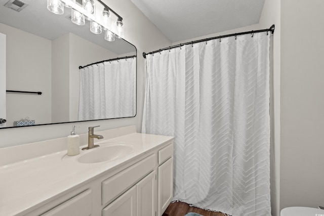 full bathroom featuring visible vents and vanity