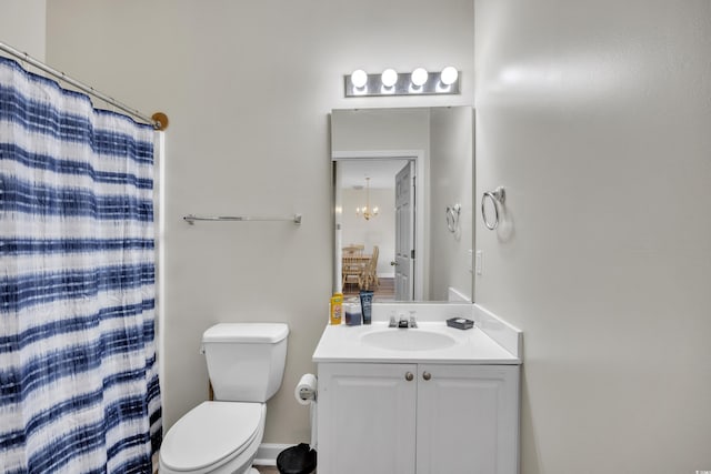 full bathroom featuring vanity, curtained shower, and toilet