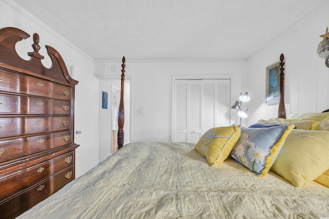 bedroom with ornamental molding, a closet, and a textured ceiling