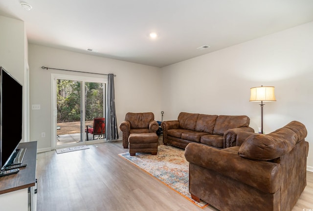 living area featuring baseboards, recessed lighting, visible vents, and light wood-style floors