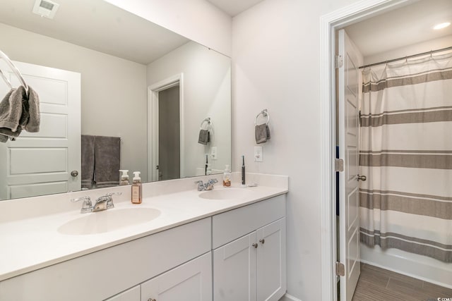 full bath featuring double vanity, visible vents, a sink, and a shower with shower curtain