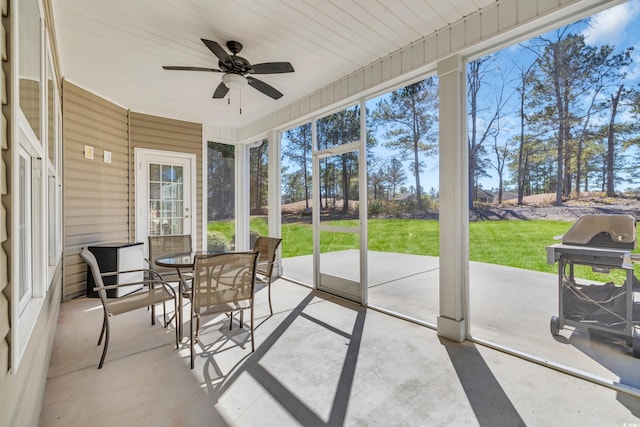 sunroom with a ceiling fan