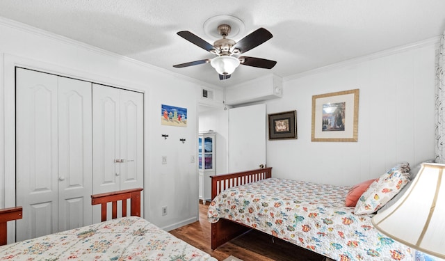 bedroom featuring a closet, visible vents, and crown molding