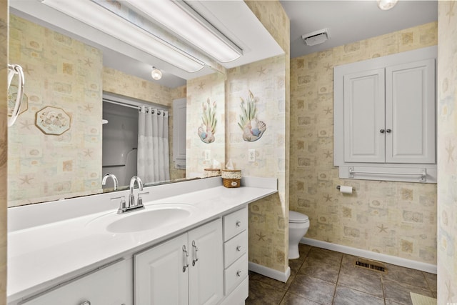 full bath with baseboards, vanity, toilet, and wallpapered walls