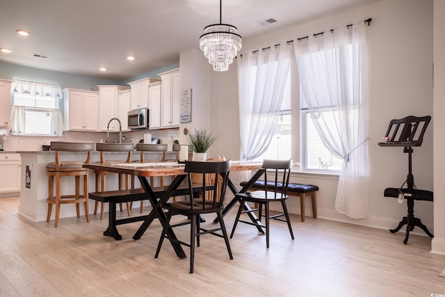 dining space featuring light wood-style flooring, visible vents, and recessed lighting