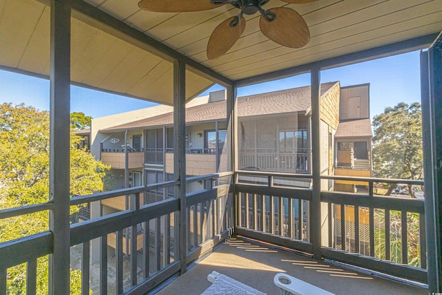 sunroom with ceiling fan