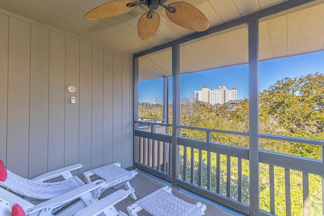 sunroom / solarium with a ceiling fan