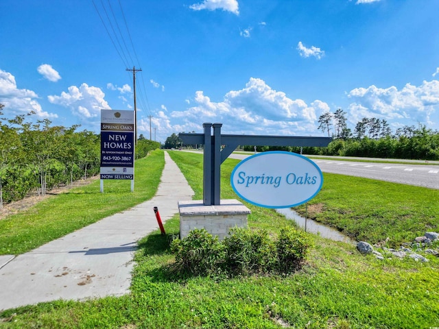 community sign with a yard