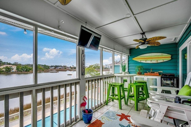 sunroom featuring a ceiling fan