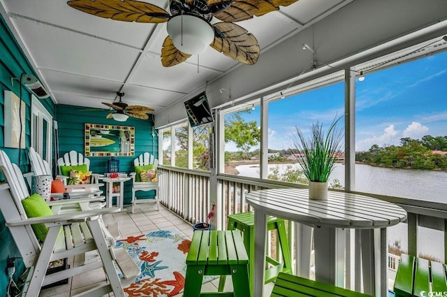 sunroom / solarium featuring a ceiling fan