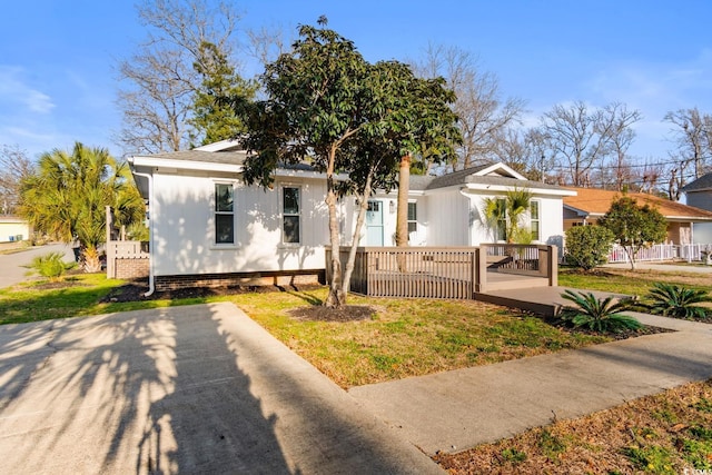 bungalow featuring fence