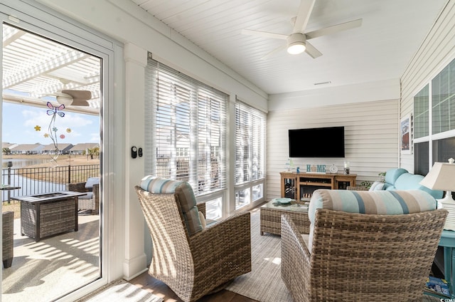 sunroom with ceiling fan