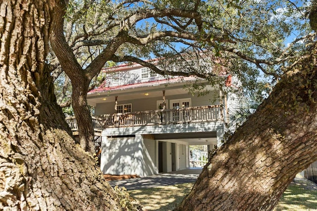 view of front of property featuring a carport and concrete driveway