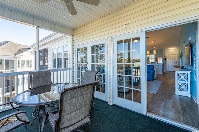 sunroom with ceiling fan