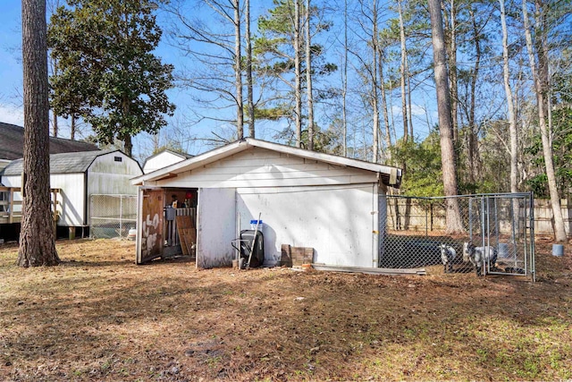 view of outdoor structure with an outbuilding